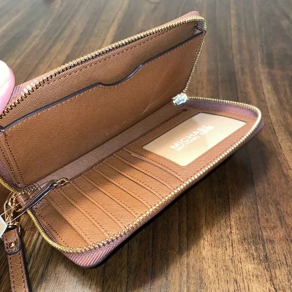 MICHAEL Michael Kors
Jet Set Large Flat Multifunction Phone Case Wallet - Picture 2 of 6